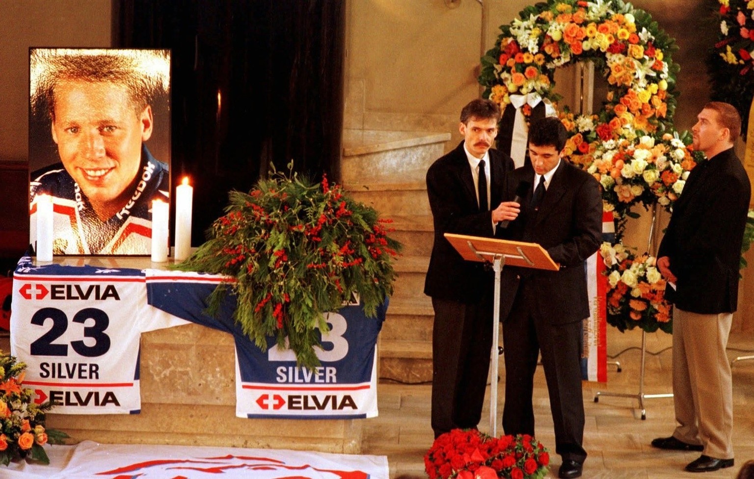 Nahezu 1500 Trauernde haben sich am Mittwoch, 9. Dezember 1998, in der Zuercher Paulus-Kirche zur Abdankung fuer den letzte Woche ploetzlich verstorbenen ZSC-Stuermer Chad Silver versammelt. Zu den Re ...