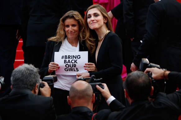 Auch die Französin Julie Gayet (rechts) setzt ein Zeichen für die Entführten.