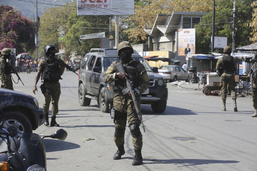 Members of the General Security Unit of the National Palace, USGPN, set up a security perimeter around one of the three downtown stations after police fought off an attack by gangs the day before, in  ...