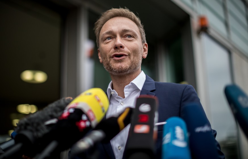 Christian Lindner, FDP-Bundesvorsitzender , kommt am 18.11.2017 in Berlin zur Fortsetzung der Sondierungsgespraeche in der CDU Zentrale an. Spitzenvertreter aus CDU, CSU, FDP und Gruene beraten bei de ...