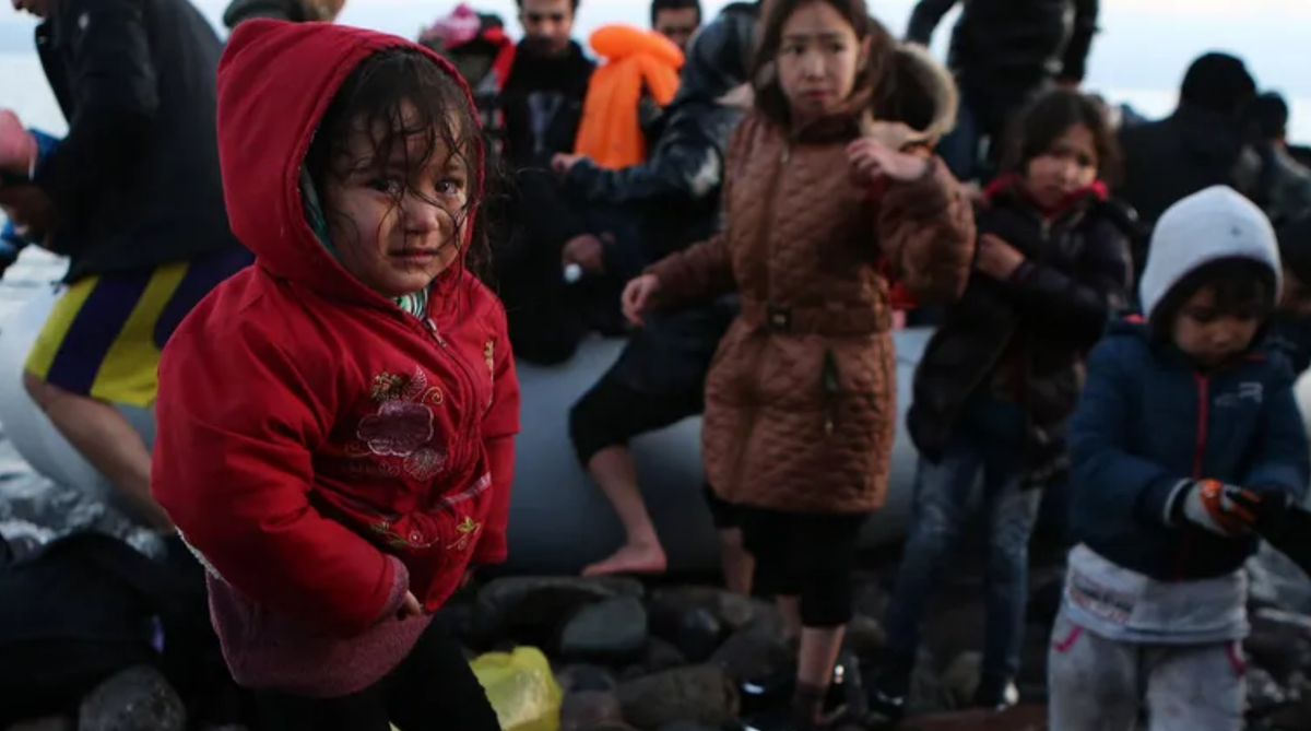 Migranten steigen auf Lesbos aus einem Boot (Archiv): "An Abgründigkeit und Perfidität nicht zu überbieten", sagt die Menschenrechtsbeauftragte der Bundesregierung.