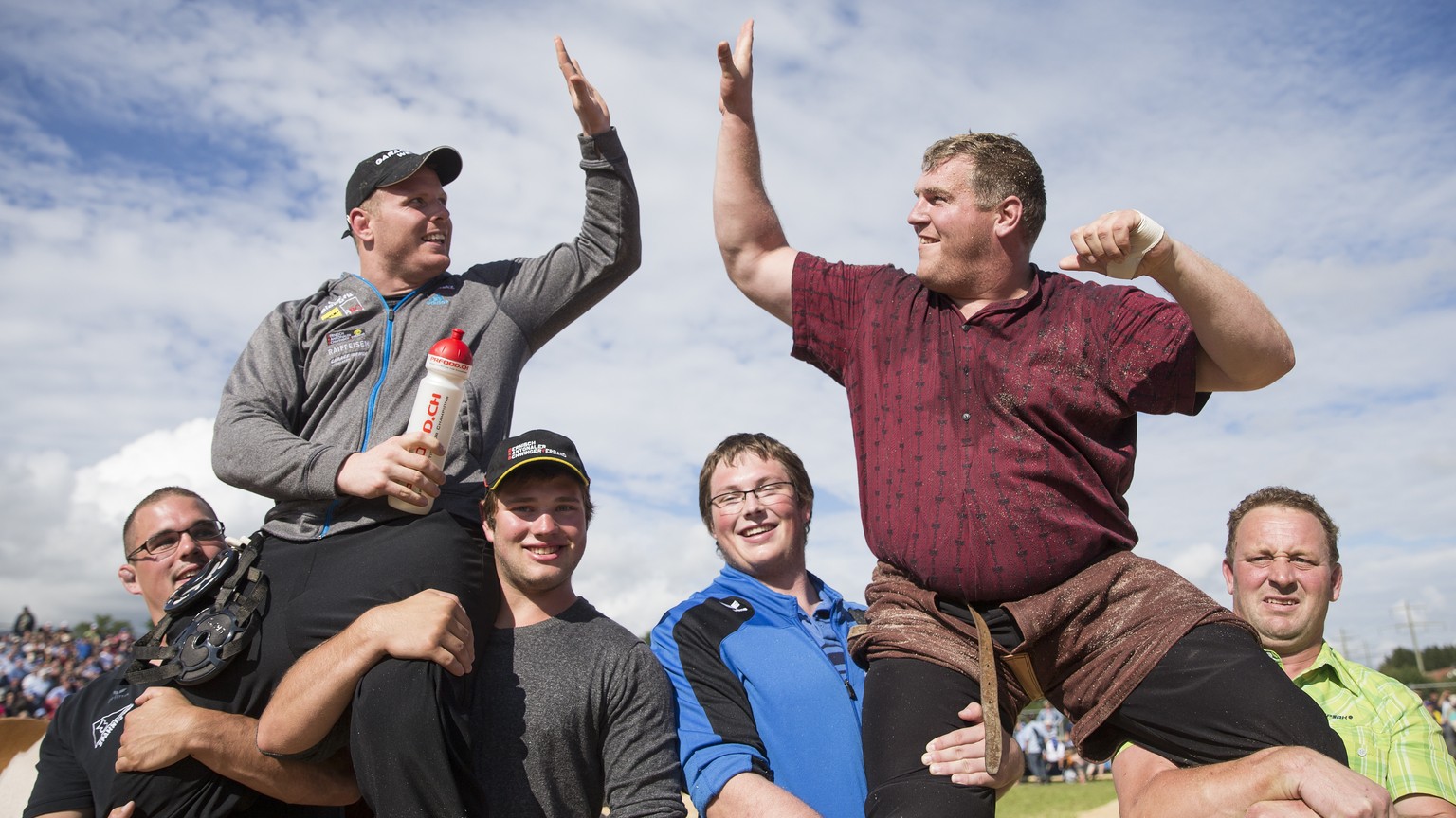 JAHRESRUECKBLICK 2014 – NATIONAL – Die beiden Berner Schwinger Christian Stucki, rechts, und Matthias Glarner, links, freuen sich ueber den Sieg beim Nordwestschweizer Schwingfest, am Sonntag, 3. Augu ...