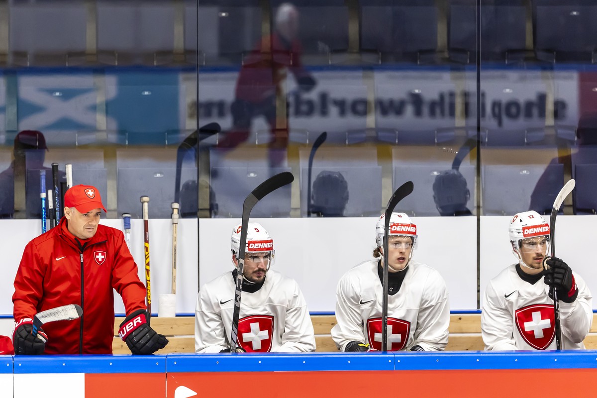 Jan Cadieux, left, assistant coach of Switzerland national ice hockey team, Switzerland's forward Damien Riat #9, Switzerland's forward Simon Knak #8 and Switzerland's forward Ken Jaege ...