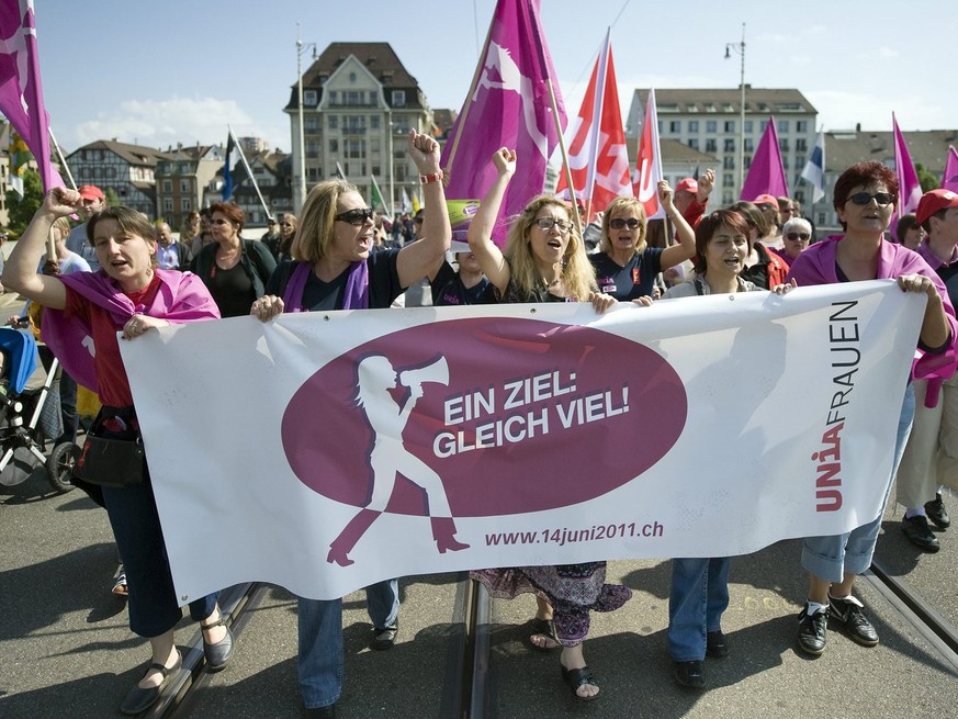Frauen fordern Lohngleichheit am 1. Mai-Umzug in Basel am 1. Mai 2011. (KEYSTONE/Georgios Kefalas)