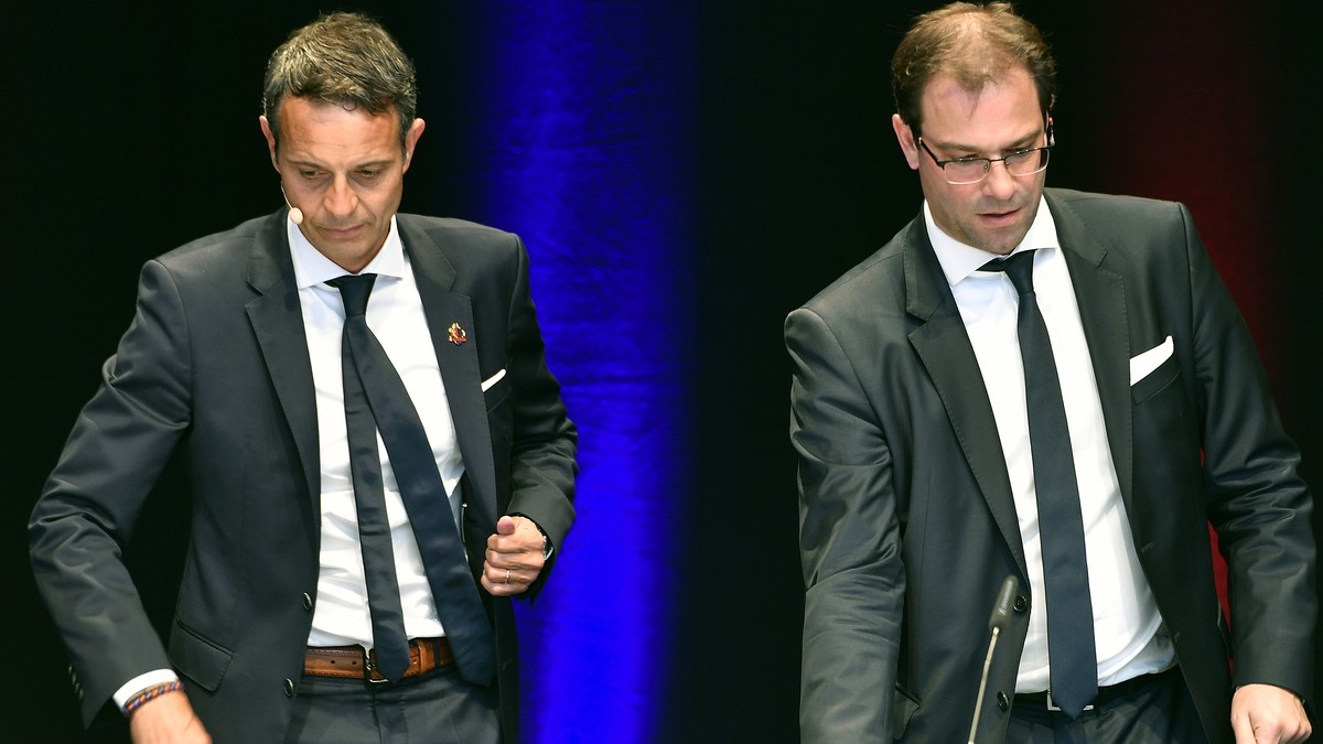 Praesident Bernhard Heusler, links, und Sportchef Georg Heitz, rechts, an der Generalversammlung des FC Basel 1893 im St. Jakob-Park in Basel am Freitag, 9. Juni 2017. (KEYSTONE/Walter Bieri)