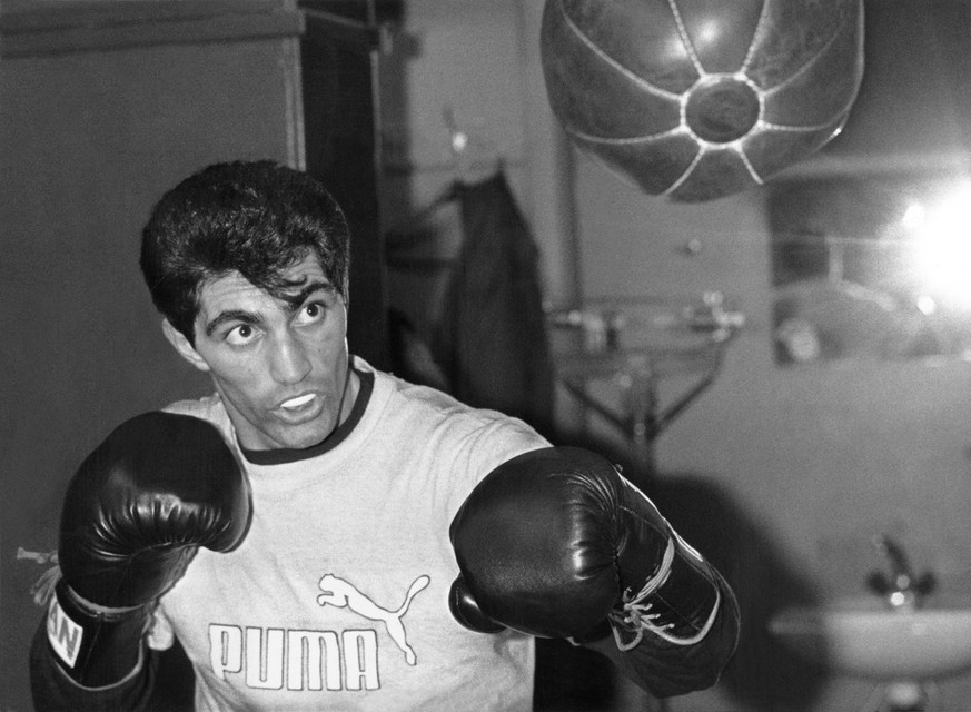 Der Schweizer Boxer Enrico Scacchia bereitet sich am 28. November 1985 im Boxkeller von Trainer Charly Buehler in Bern auf seinen Kampf um den Europameistertitel der Profis im Supermittelgewicht gegen ...