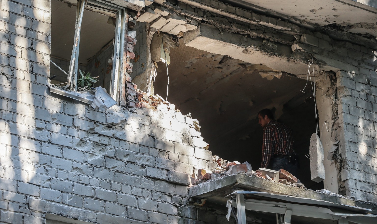 Donezk unter Beschuss: Helfer suchen in den Ruinen nach Opfern.&nbsp;
