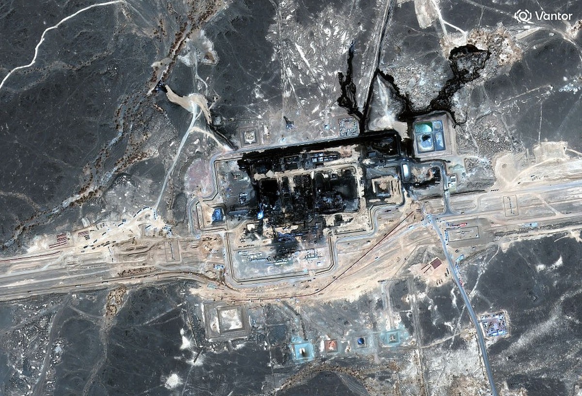 EAST-WEST PIPELINE PUMPING STATION, SAUDI ARABIA -- SEPTEMBER 13, 2026: 02 -- Vantor satellite image shows fire damage and extensive blackened areas in and around the East-West pipeline pumping statio ...