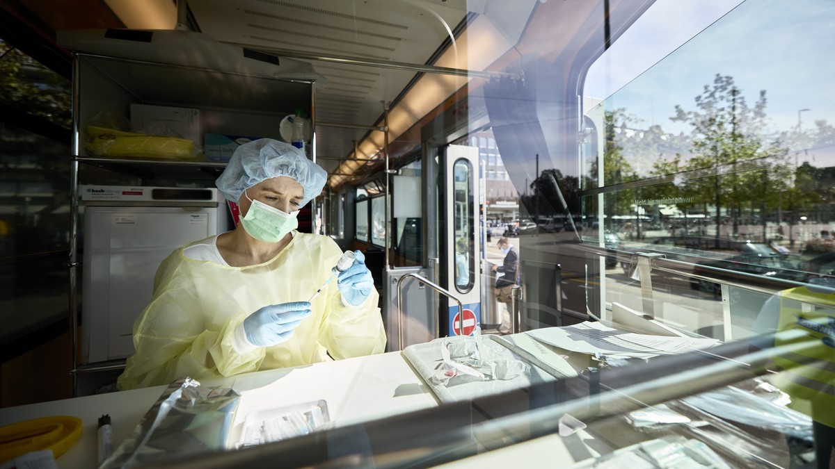 Eine medizinische Mitarbeiterin bereitet Covid-19 Impfungen im Impftram am Zuercher Bellevue vor, am Dienstag, 14. September 2021 in Zuerich. Im Impftram des Kantons Zuerich und der Verkehrsbetriebe d ...