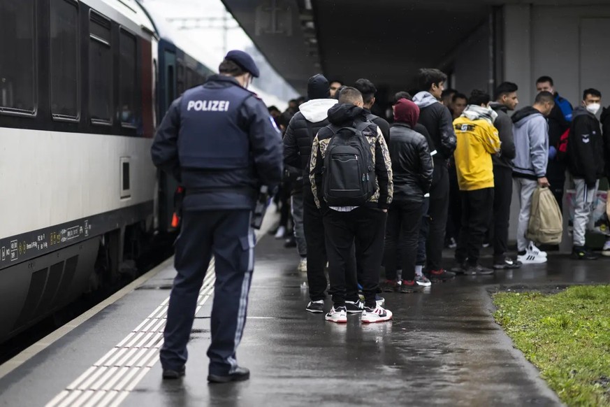 Der Migrationsdruck nach Europa bleibt hoch: Grenzwächter und ein österreichischer Bundespolizist bringen Migranten aus einem Zug aus Oesterreich zur Kontrolle am Grenzbahnhof Buchs SG.
