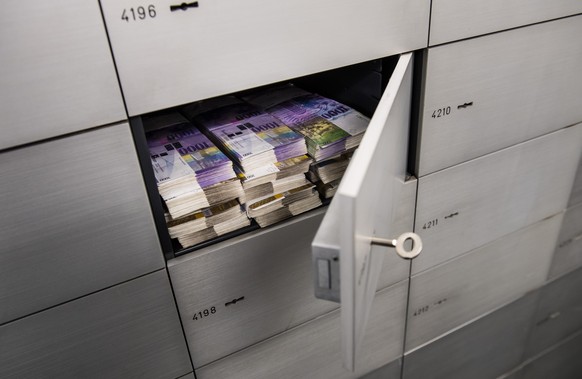 Ein Schliessfach gefuellt mit Tausendernoten und Zweihundert-Franken-Noten fotografiert in einem Safe einer Bank in Lugano am Mittwoch, 30 November 2016. (KEYSTONE/TI-PRESS/Gabriele Putzu)

A locker f ...
