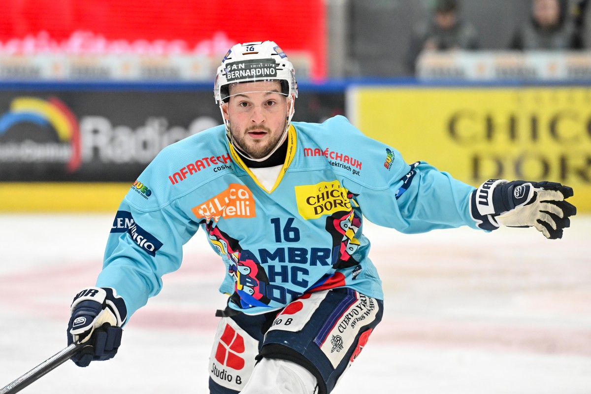 Dominic Zwerger (HCAP) in action, during the regular season National League game between HC Ambri Piotta and HC Fribourg Gotteron at the ice stadium Gottardo Arena, Switzerland, December 19, 2025. (KE ...