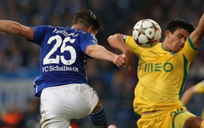 Huntelaar köpft Silva klar ins Gesicht und nicht an den Arm.