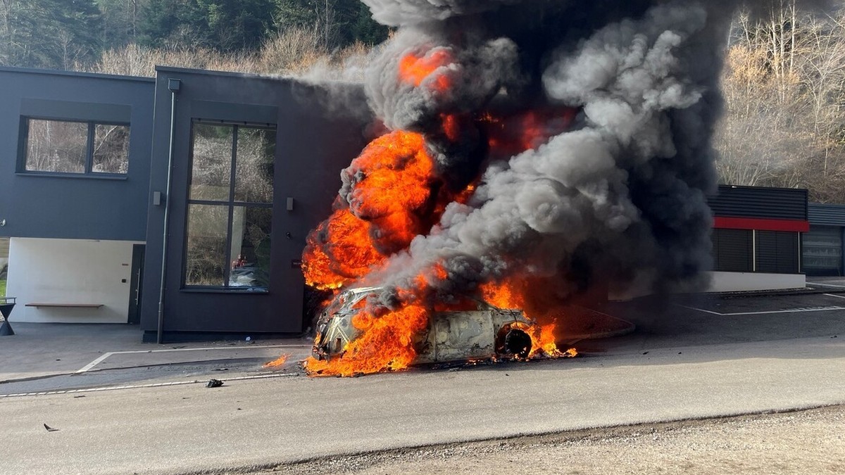 Brigandage dans une usine à Courchavon: des véhicules incendiés.