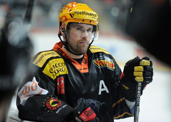 Der Berner Topskorer Christian Dube waehrend eines Timeouts beim Eishockeyspiel der National League A zwischen dem SC Bern und den ZSC Lions am Sonntag, 28. November 2010 in der Postfinance Arena in B ...