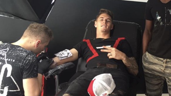 Guillermo Varela (24) lässt sich Montagabend ein Tattoo stechen. Mittlerweile wurde das Bild von Facebook gelöscht.