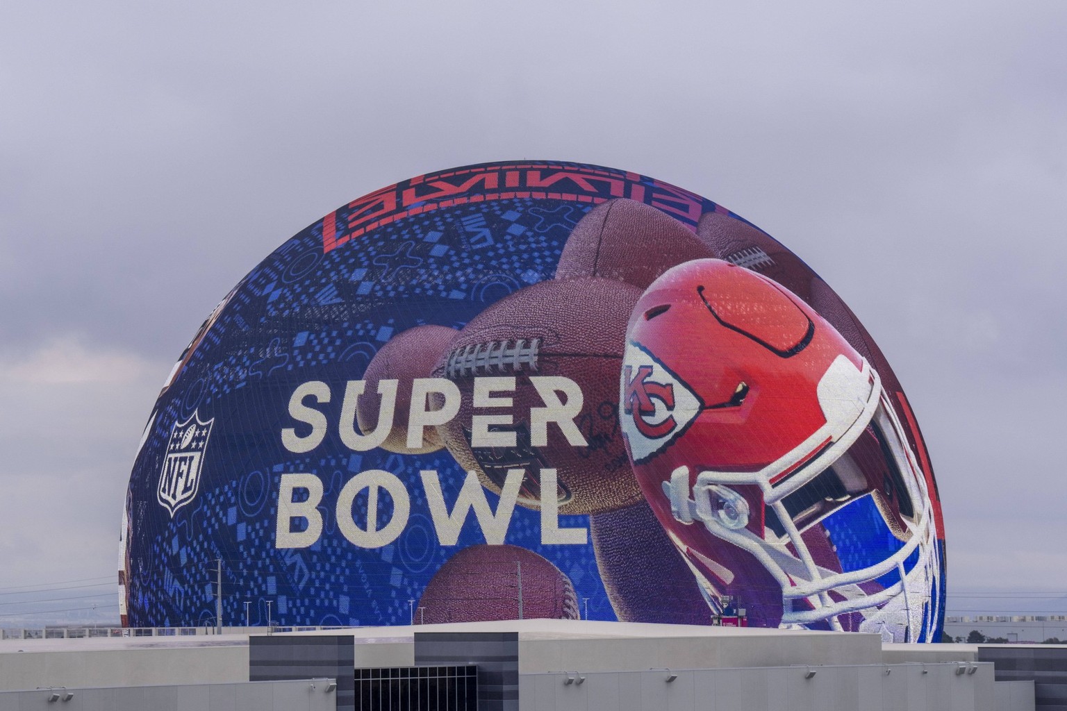 NFL, American Football Herren, USA Super Bowl LVIII-Super Bowl Scenes February 6, 2024 Las Vegas, NV, USA Kansas City Chiefs football helmet is displayed on Super Bowl LVIII signage on The Sphere. Las ...
