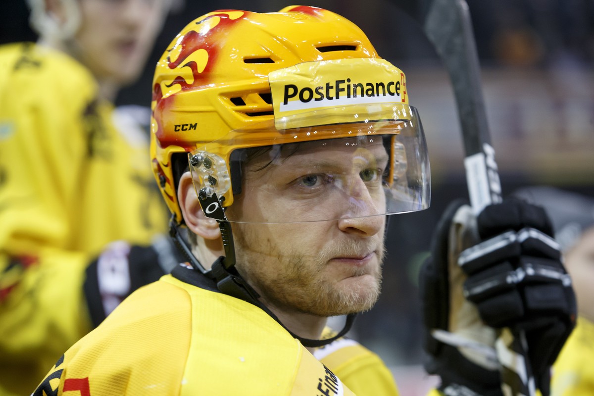 Bern's forward Simon Bodenmann wants on his bench, during the second leg of the playoffs quarterfinals game of National League Swiss Championship between Geneve-Servette HC and SC Bern, at the ic ...