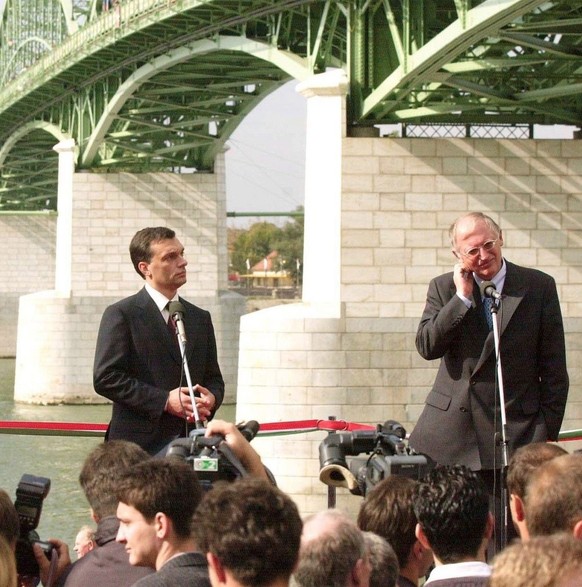 European Commissioner for enlargement Guenter Verheugen (R) and Prime Ministers Viktor Orban of Hungary (C) and Mikulas Dzurinda of Slovakia (L) face the media as they open the Maria Valeria bridge ac ...