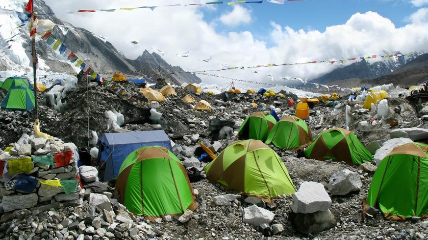 Zelte im Basislager beim Khumbu-Eisbruch unter dem Mount Everest