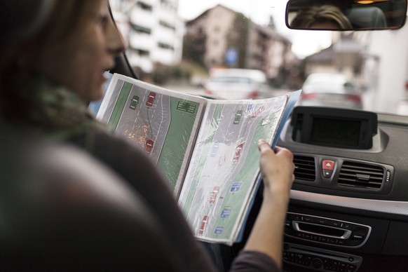 ARCHIVBILD ZU AKTUELLEN STATISTIKEN UEBER GESCHLECHTERDIFFERENZEN AM STEUER, AM SAMSTAG, 30. DEZEMBER 2017 - Fahrlehrer Sandro Ceravolo erteilt einer Fahrschuelerin ihre dritte Fahrstunde, aufgenommen ...