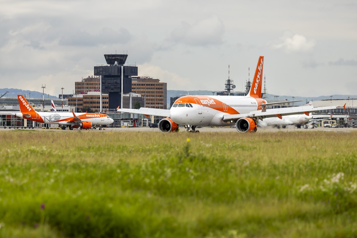 Un avion Airbus A320-214 HB-JXA de la compagnie easyJet est photographie a l'atterrissage, lors d'une presentation de la strategie de developpement durable de Geneve Aeroport, ce mardi 11 ju ...
