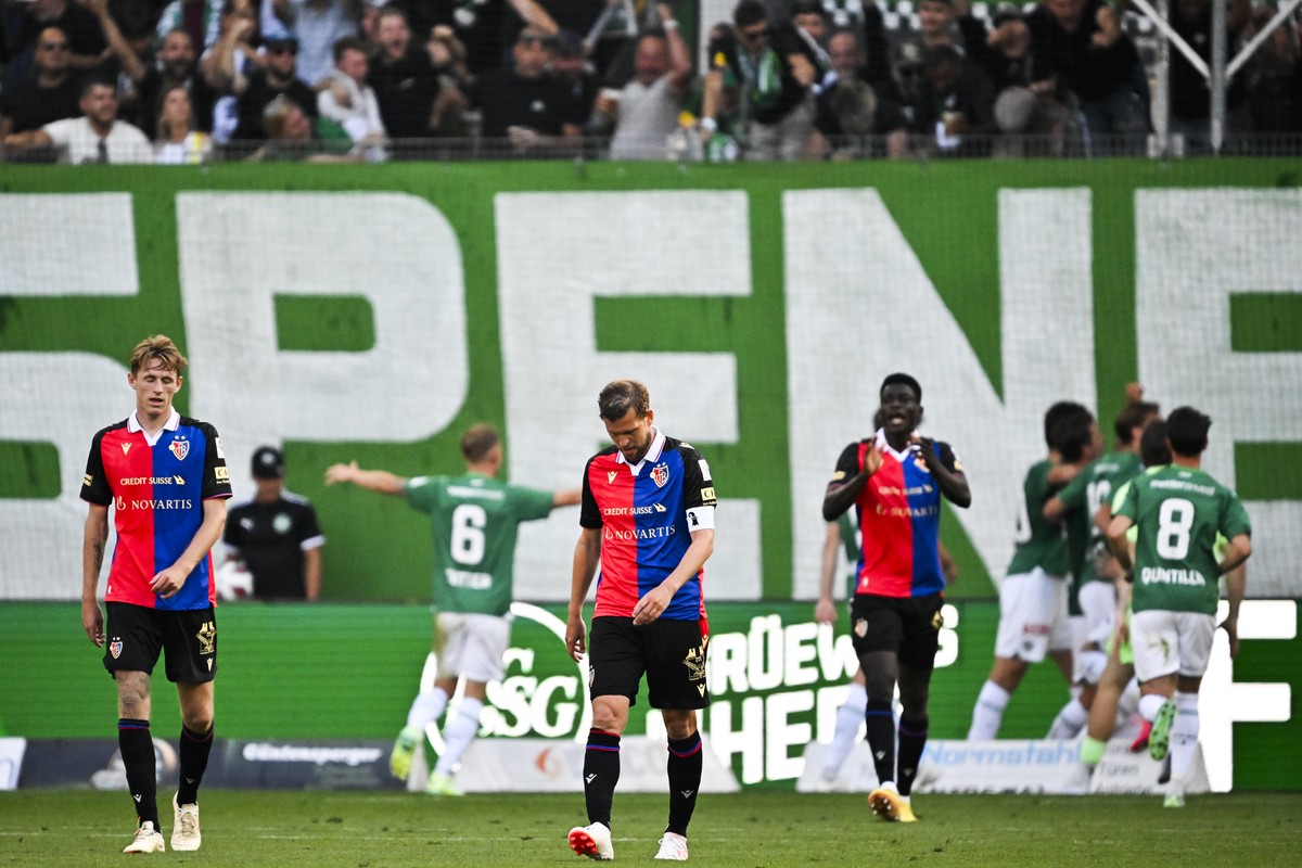 Betretene Basler um Fabian Frei, Mitte, nach dem 2-1 im Fussball Super League Spiel zwischen dem FC St. Gallen und dem FC Basel, am Samstag, 22. Juli 2023, im Kybunpark in St. Gallen. (KEYSTONE/Gian E ...