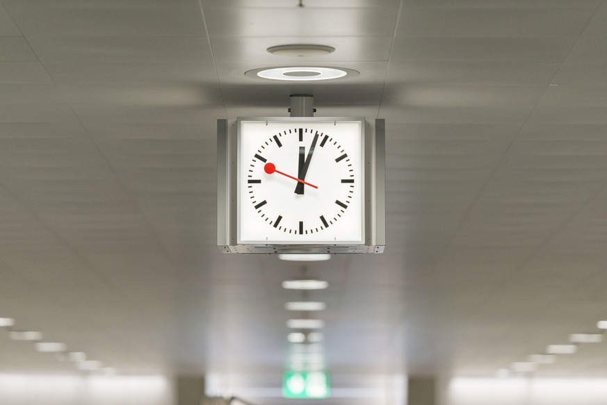 ARCHIV -- ZUM 75. JAHRESTAG DER SCHWEIZERISCHEN BAHNHOFSUHR, STELLEN WIR IHNEN FOLGENDES BILDMATERIAL ZUR VERFUEGUNG -- Station clock at Loewenstrasse train station in Zurich Main Station, Switzerland ...