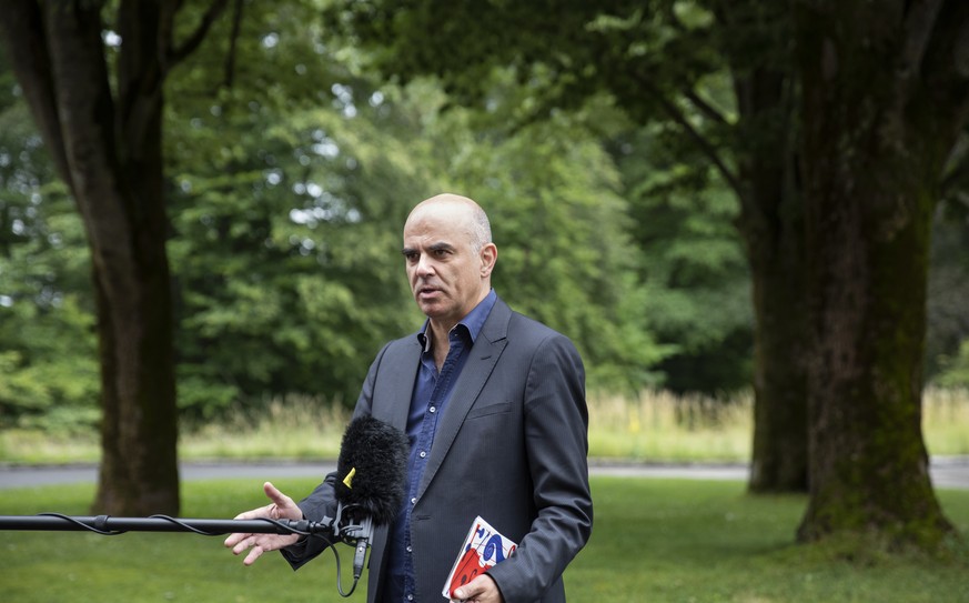 Bundesrat Alain Berset gibt ein Interview, waehrend der Bundesratsreise bei der Abegg Stiftung in Riggisberg, am Freitag, 3. Juli 2020. (KEYSTONE/Peter Klaunzer)