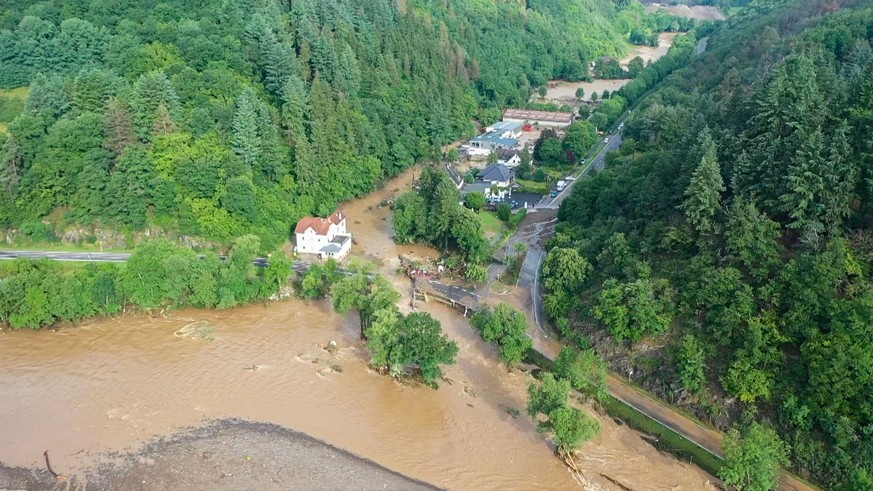 15.07.2021, Rheinland-Pfalz, Schuld: Die mit einer Drohne gefertigte Aufnahme zeigt die Verw�stungen die das Hochwasser der Ahr in dem Eifel-Ort angerichtet hat. In Schuld bei Adenau waren den Angaben ...