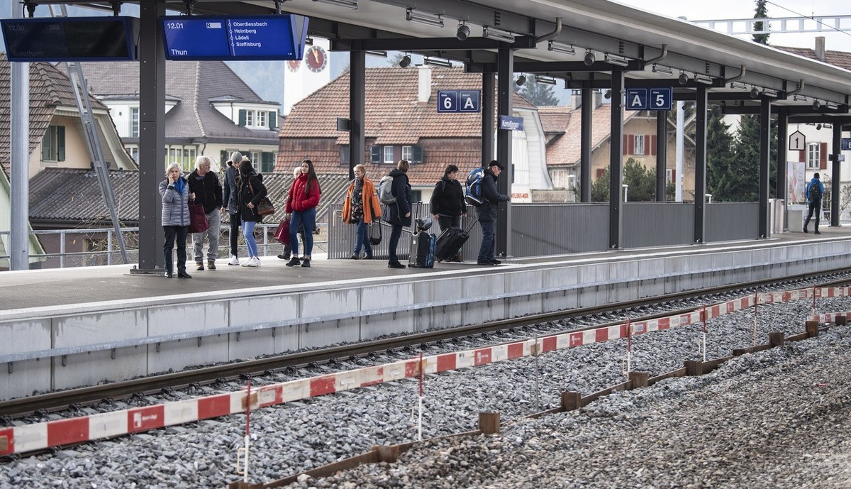 Personen warten auf den Zug auf dem neuen Perron 3 beim SBB Bahnhof, am Donnerstag, 6. Dezember 2018 in Konolfingen. Die Anlage wir umgebaut und gemaess Behindertengleichstellungsgesetz mit barrierefr ...