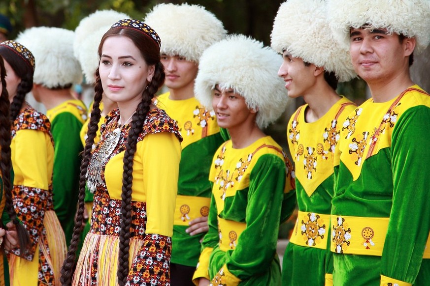 Turkmenistan die besten Bilder aus dem Land, in dem seit 2016 kein Schweizer lebt. Einziger Schweizer watson.ch
September, 12, 2017. Ashgabat, Turkmenistan: A group of dancers before the performance a ...