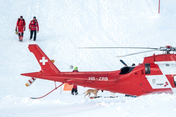 Bei einer Lawine auf eine Skipiste im Skigebiet Andermatt-Sedrun auf dem Oberalppass wurden am Donnerstag, 26. Dezember 2019 mindestens 6 Skifahrer verschuettet. (KEYSTONE/Urs Flueeler).