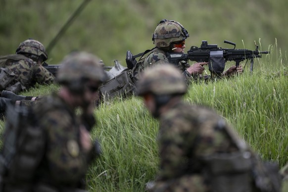 KEYPIX - Ein Soldat des Gebirgsinfanterie Bataillon 29 der Schweizer Armee schiesst mit einem leichten Maschinengewehr bei einem Gefechtsschiessen, aufgenommen am Dienstag, 27. Mai 2025, in Chur. (KEY ...