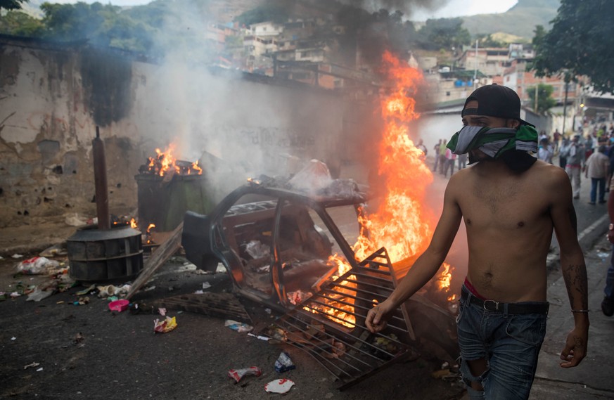 epa07306447 People demonstrate in the vicinity of a members of the Bolivarian National Guard command, in Caracas, Venezuela, 21 January 2019. Dozens of policemen cordoned off the Caracas neighborhood  ...