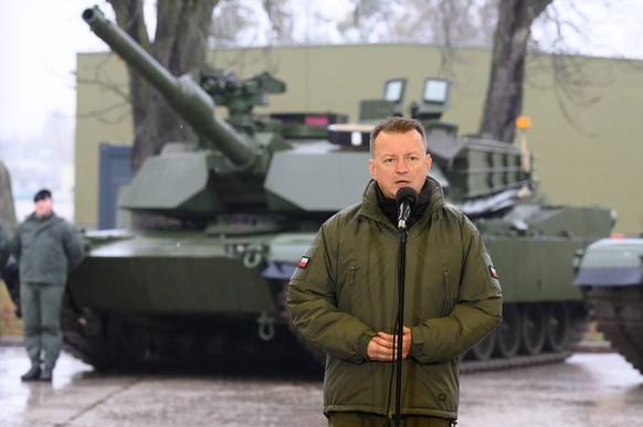 epa10377021 Polish Defense Minister Mariusz Blaszczak speaks during a meeting with soldiers, including crews training on Abrams tanks, at the Land Forces Training Center in Biedrusko, Poland 23 Decemb ...