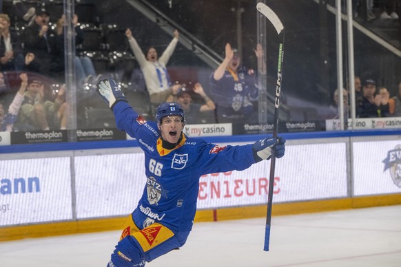 David Sklenicka von Zug feiert das Tor zum 2:1 beim Eishockey Qualifikationsspiel der National League zwischen dem EV Zug und Fribourg Gotteron am Dienstag, 16. September 2025 in Zug. (KEYSTONE/Urs Fl ...