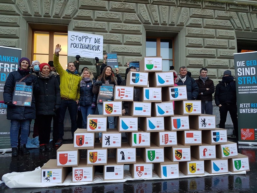 Am 12. Januar reichten die Freunde der Verfassung 86'000 Unterschriften ein für das Referendum gegen das Covid-Gesetz - und zwei Tage später 55'000 Unterschriften gegen das Terror-Gesetz (Bild).