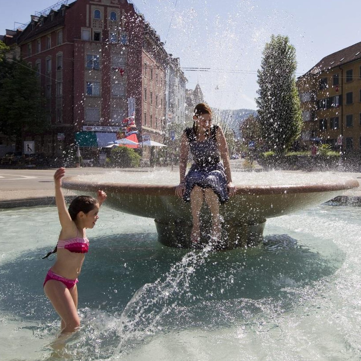 Katja, Mitte, und zwei Maedchen erfrischen sich in einem Brunnen in Zuerich am Donnerstag, 8. Juli 2010. (KEYSTONE/Alessandro Della Bella)

Katja, center, and two girls refresh at a water fountain i ...