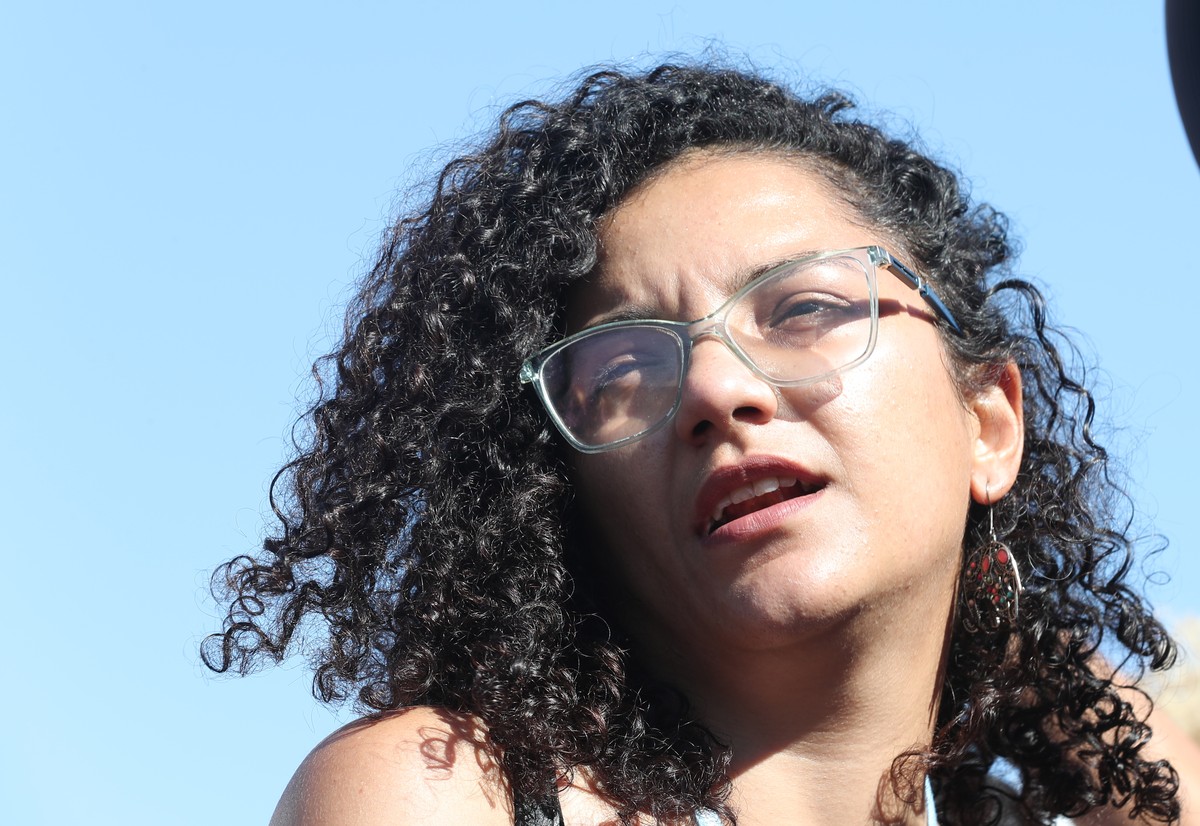 epa10301408 Sanaa Seif, the sister of jailed British-Egyptian activist Alaa Abd el-Fattah, attends the 2022 United Nations Climate Change Conference (COP27) in Sharm El-Sheikh, Egypt, 12 November 2022 ...
