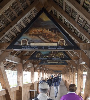 Die Luzerner Stadtregierung entscheidet weiterhin, welche Bilder auf der Kapellbrücke aufgehängt werden.