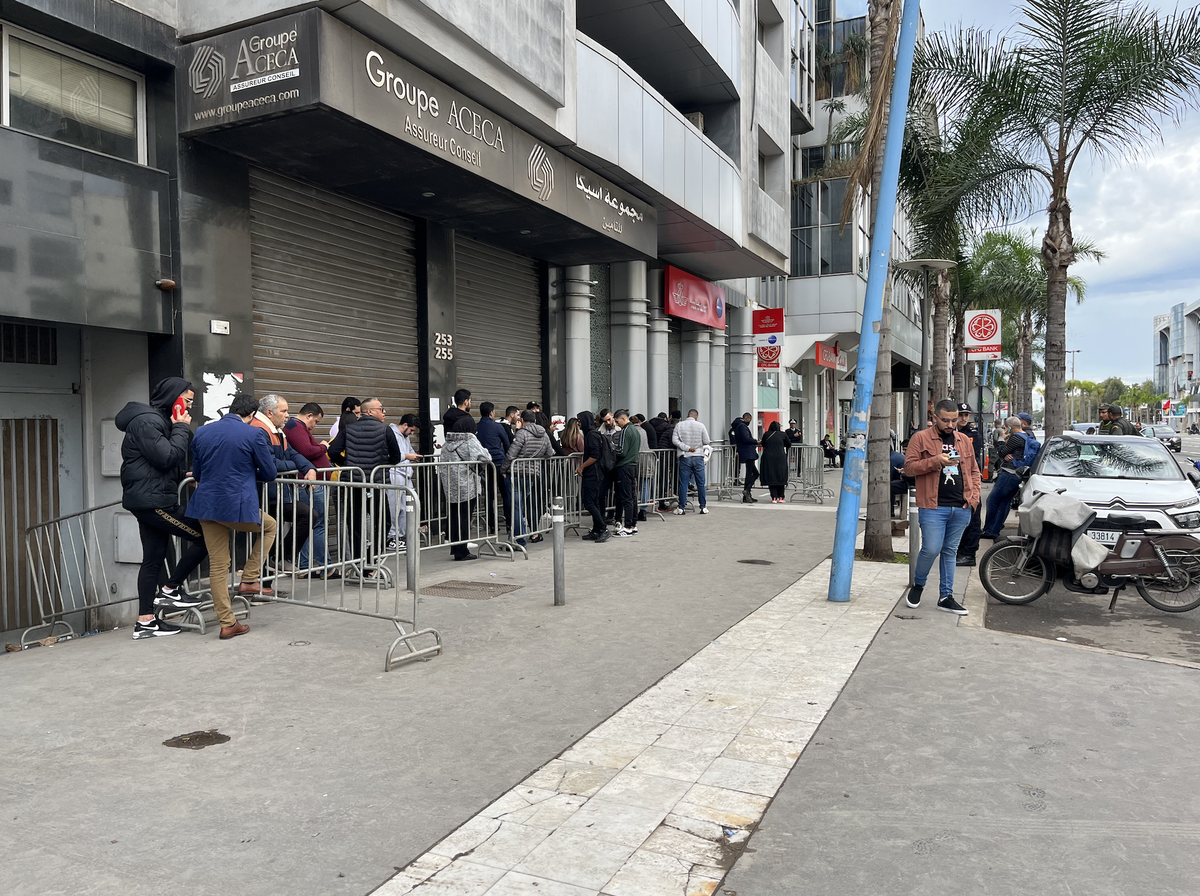 La file devant l'agence de Royal Air Maroc à Casablanca, ce mardi à 14h00.