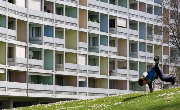 Ein Junge spielt auf dem Rasen vor einem Block der Wohnsiedlung &quot;Wyde&quot; in Birr, Schweiz, aufgenommen am 3. April 2007. Ab 1955 entwickelte sich Birr vom Bauerndorf zur Industriegemeinde. In  ...