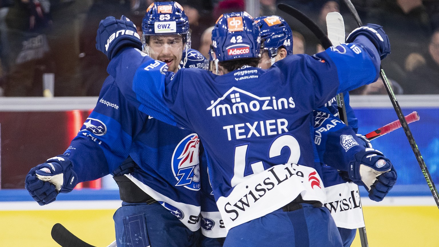 Jubel bei Zuerichs Juho Lammikko, Zuerichs Alexandre Texier und Zuerichs Mikko Lehtonen, von links, nach dem Tor zum 2-2 im Eishockeyspiel der National League zwischen den ZSC Lions und dem SC Bern am ...