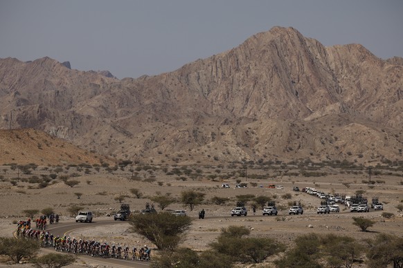 epa10462987 The peloton in action during the 2nd stage of the Tour of Oman cycling race over 174 km from Sultan Qaboos Sports Complex to Qurayyat, Oman, February 12, 2023. EPA/YOAN VALAT
