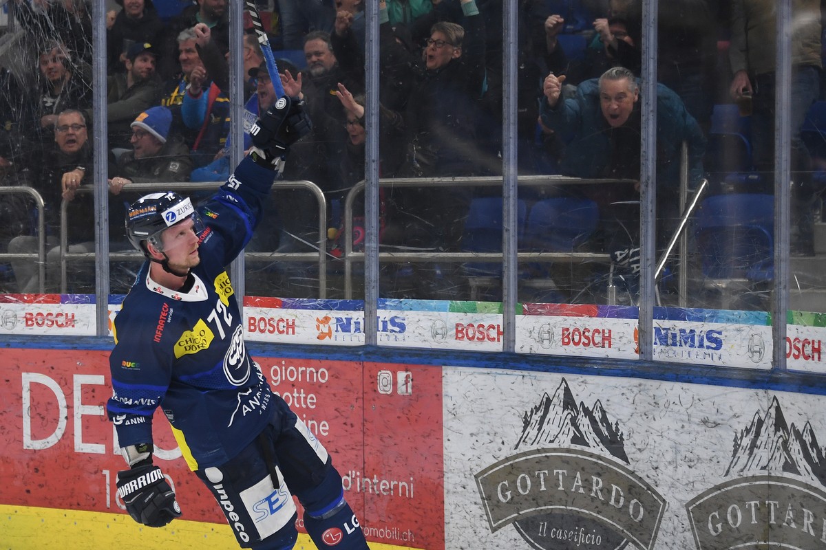 Ambri's player Tim Heed celebrates the 3 - 3 goal during the preliminary round game of National League Swiss Championship 2022/23 between, HC Ambri Piotta against HC Davos at the Gottardo Arena i ...