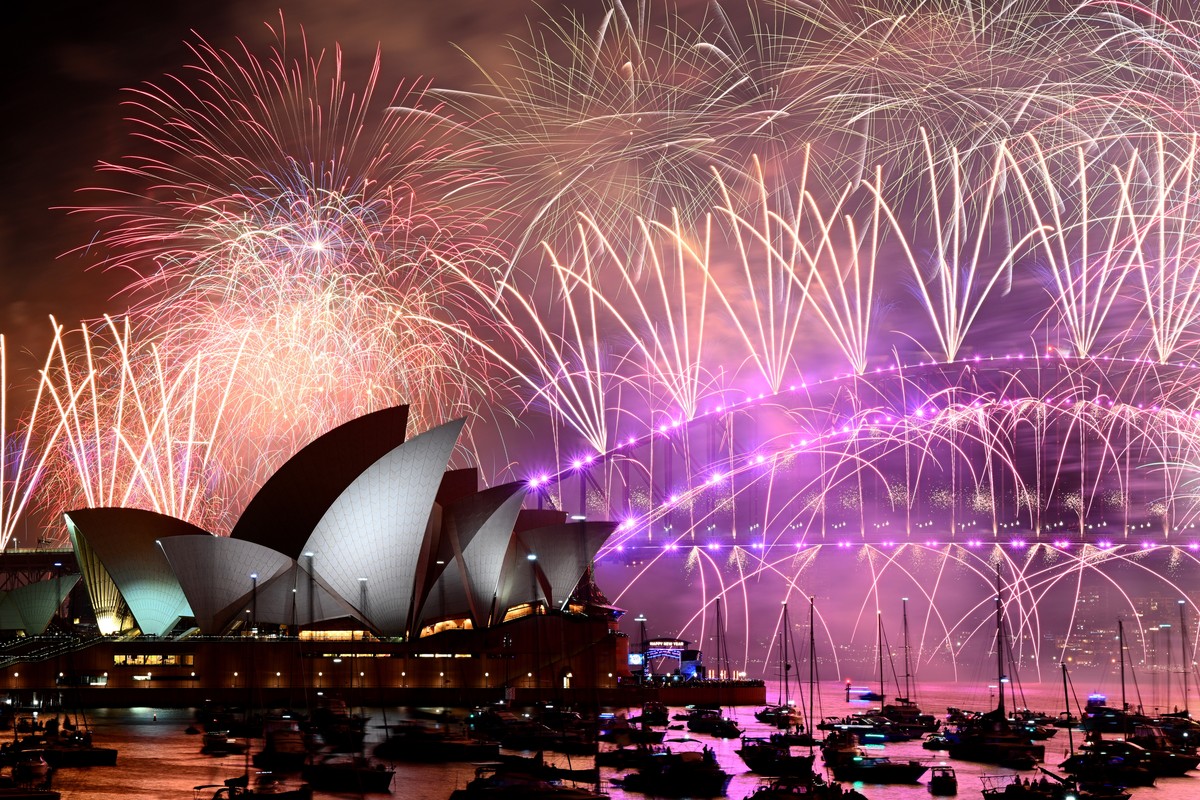 epa11050539 Fireworks are seen over the Sydney Opera House and Harbour Bridge during New Year?s Eve celebrations in Sydney, Australia, 01 January 2024. EPA/DAN HIMBRECHTS AUSTRALIA AND NEW ZEALAND OUT
