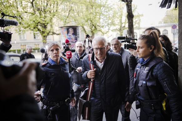 Der ehemalige Raiffeisenchef Pierin Vincenz erscheint zur Urteilseroeffnung des Raiffeisen-Prozesses des Zuercher Bezirksgerichts, am Mittwoch, 13. April 2022 vor dem Volkshaus in Zuerich. Die Staatsa ...