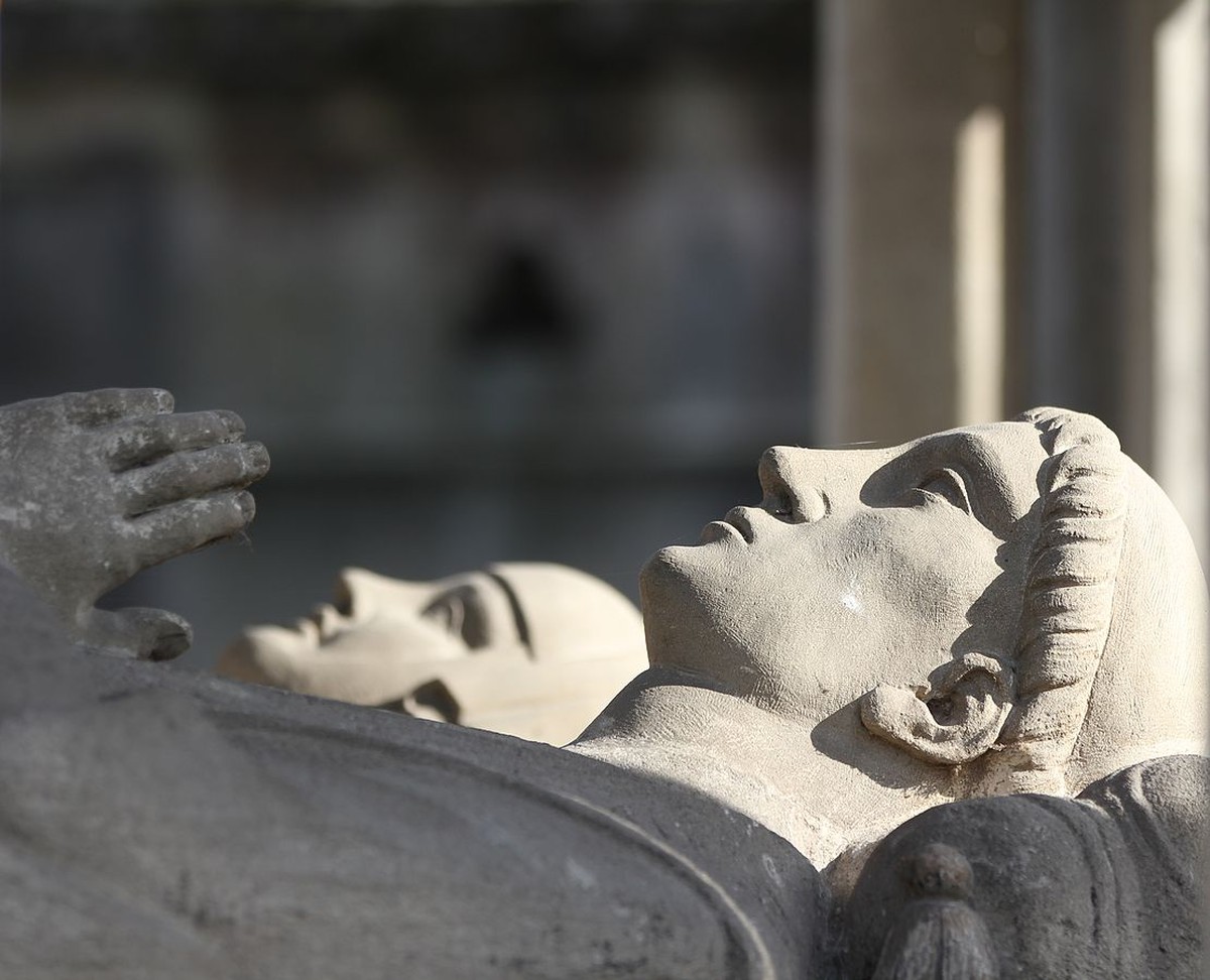 Während der französischen Revolution wurde das Paraklet-Kloster aufgehoben, die sterblichen Überreste des Paares wurden nach Paris verbracht, wo sie seit 1817 auf dem Friedhof Père Lachaise ruhen.