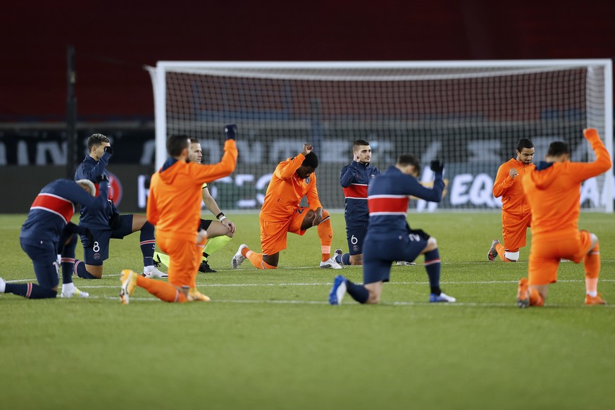Bevor die Partie zwischen PSG und Basaksehir zu Ende gespielt wurde, setzten Spieler und Schiedsrichter ein deutliches Zeichen.